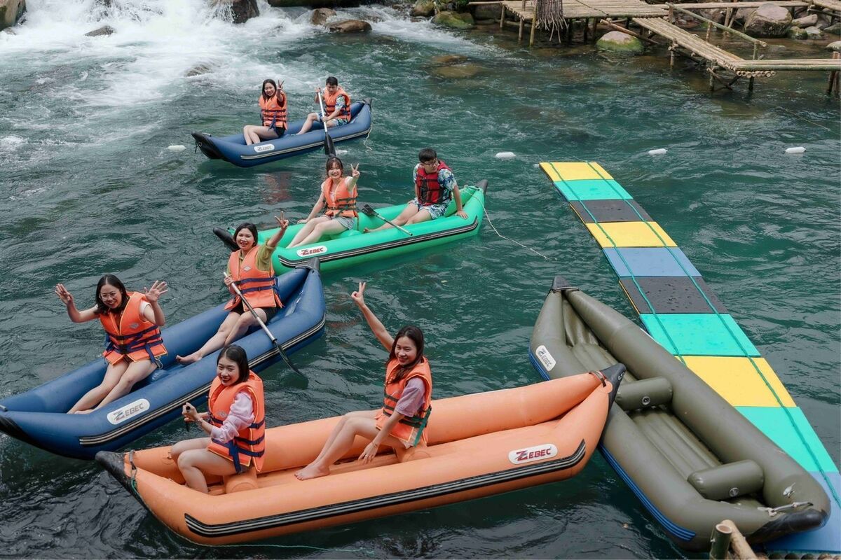 Vui chơi tại suối Moọc (Ảnh: Sovaba Travel)