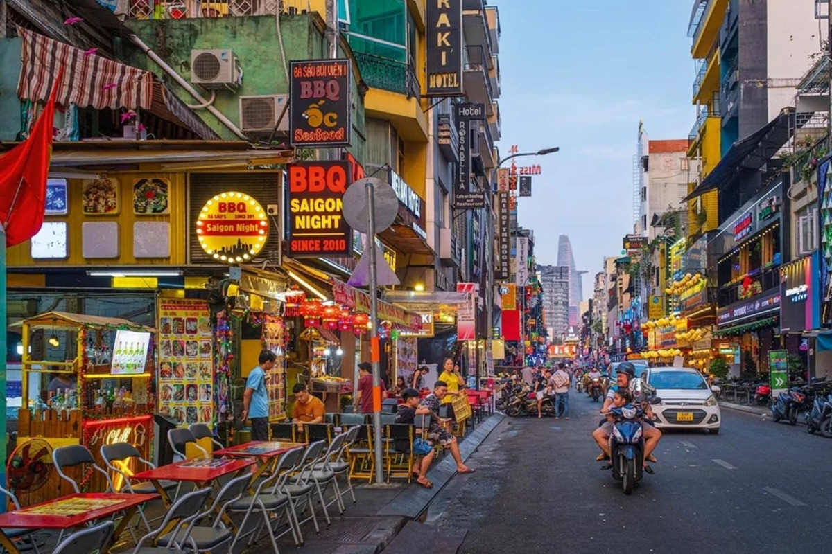 Một góc đường Bùi Viện, TP.HCM (Ảnh: NGT/Alamy)