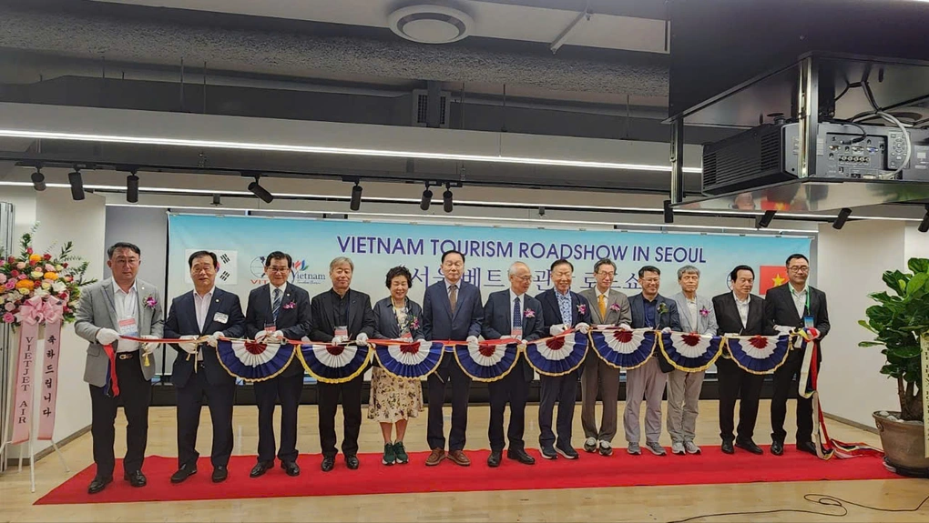 Lễ cắt băng khai trương Văn phòng Xúc tiến Du lịch Việt Nam tại Seoul, với sự tham gia của đại diện hai nước (Ảnh: BTC)