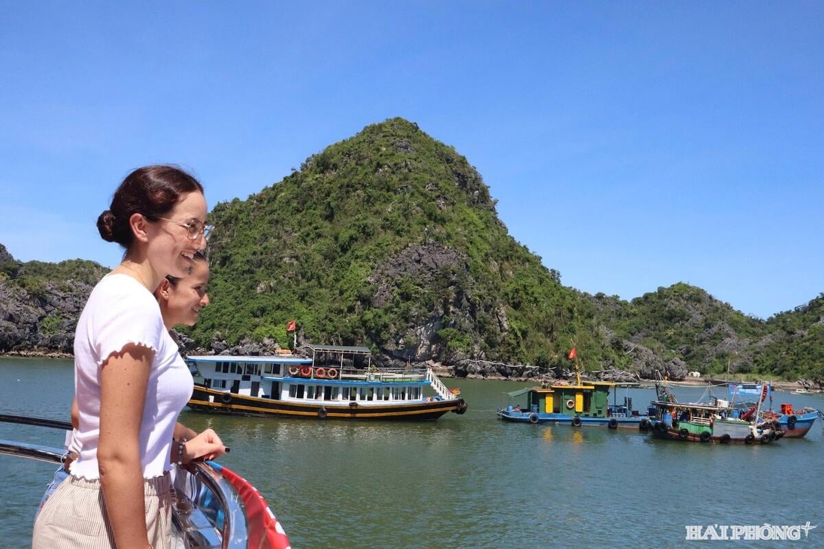 Chị Flavia Bueno cùng em gái ngắm cảnh làng chài cổ (Ảnh: Báo Hải Phòng)