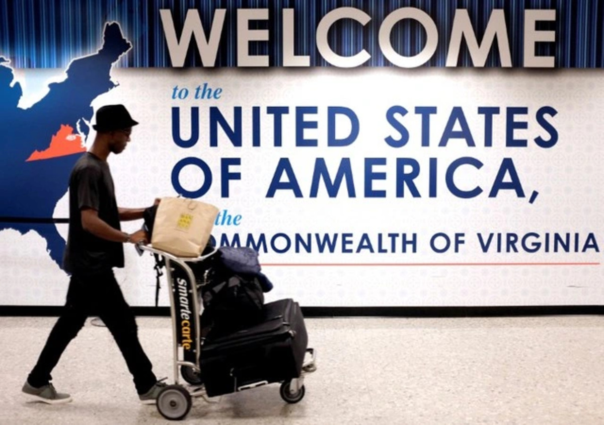 Người nhập cảnh Mỹ tại sân bay quốc tế Dulles của bang Virginia (ẢNH: REUTERS)