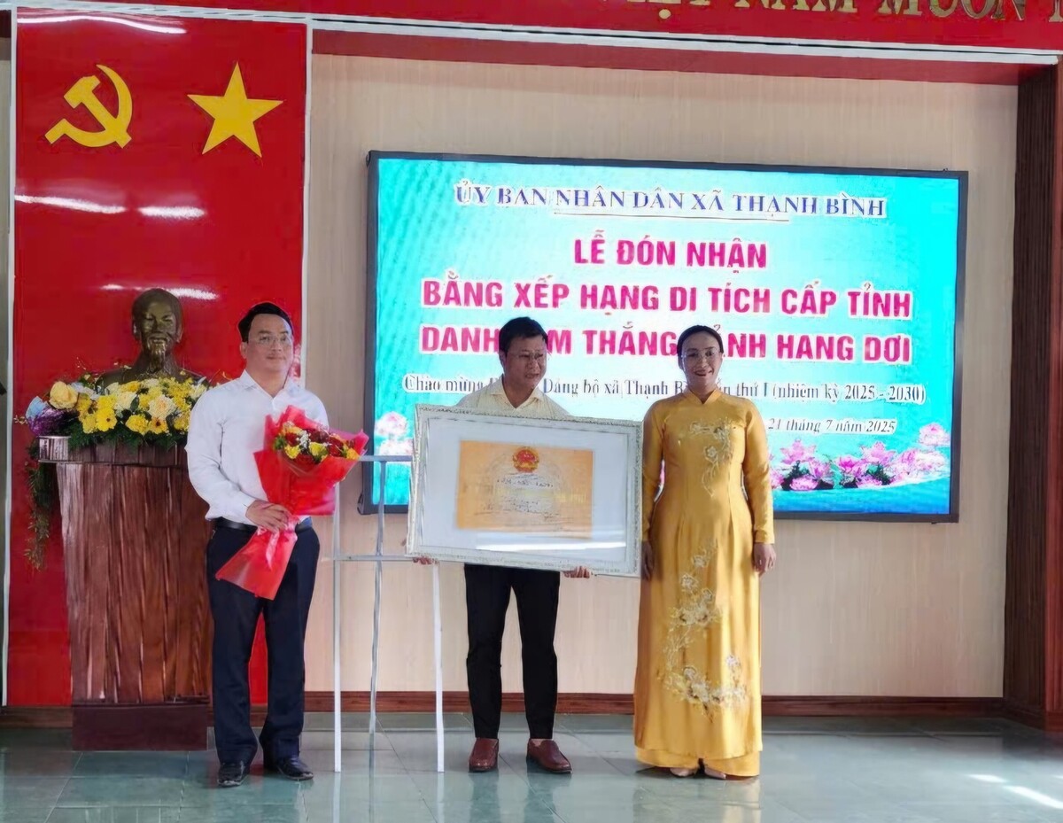Lãnh đạo UBND TP Đà Nẵng trao Bằng xếp hạng di tích danh lam thắng cảnh Hang Dơi cho đại diện chính quyền xã Thạnh Bình (Ảnh: Tạp chí Văn Hóa & Phát Triển)