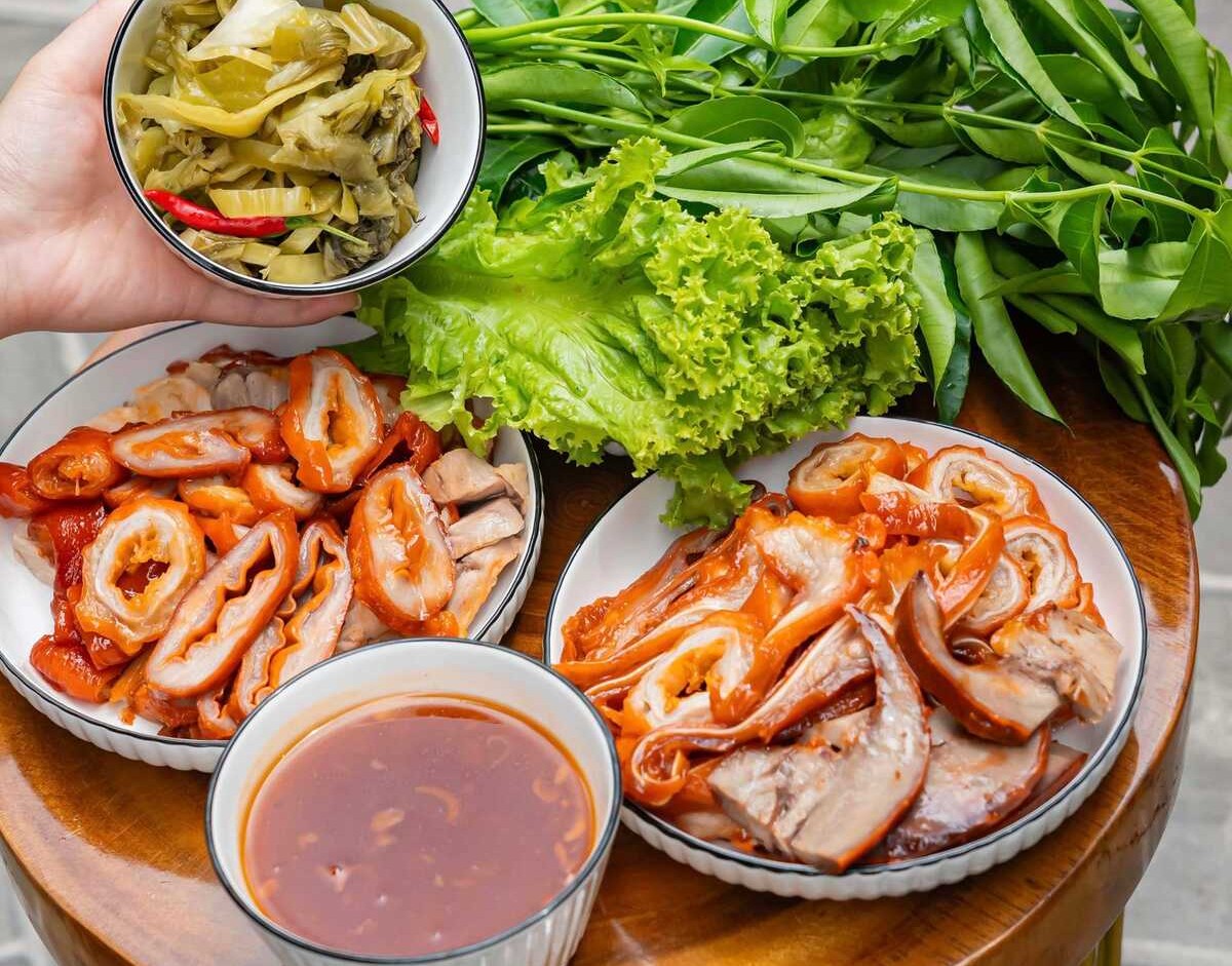 Phá lấu được ăn kèm cải chua hoặc rau sống (Nguồn: Internet)