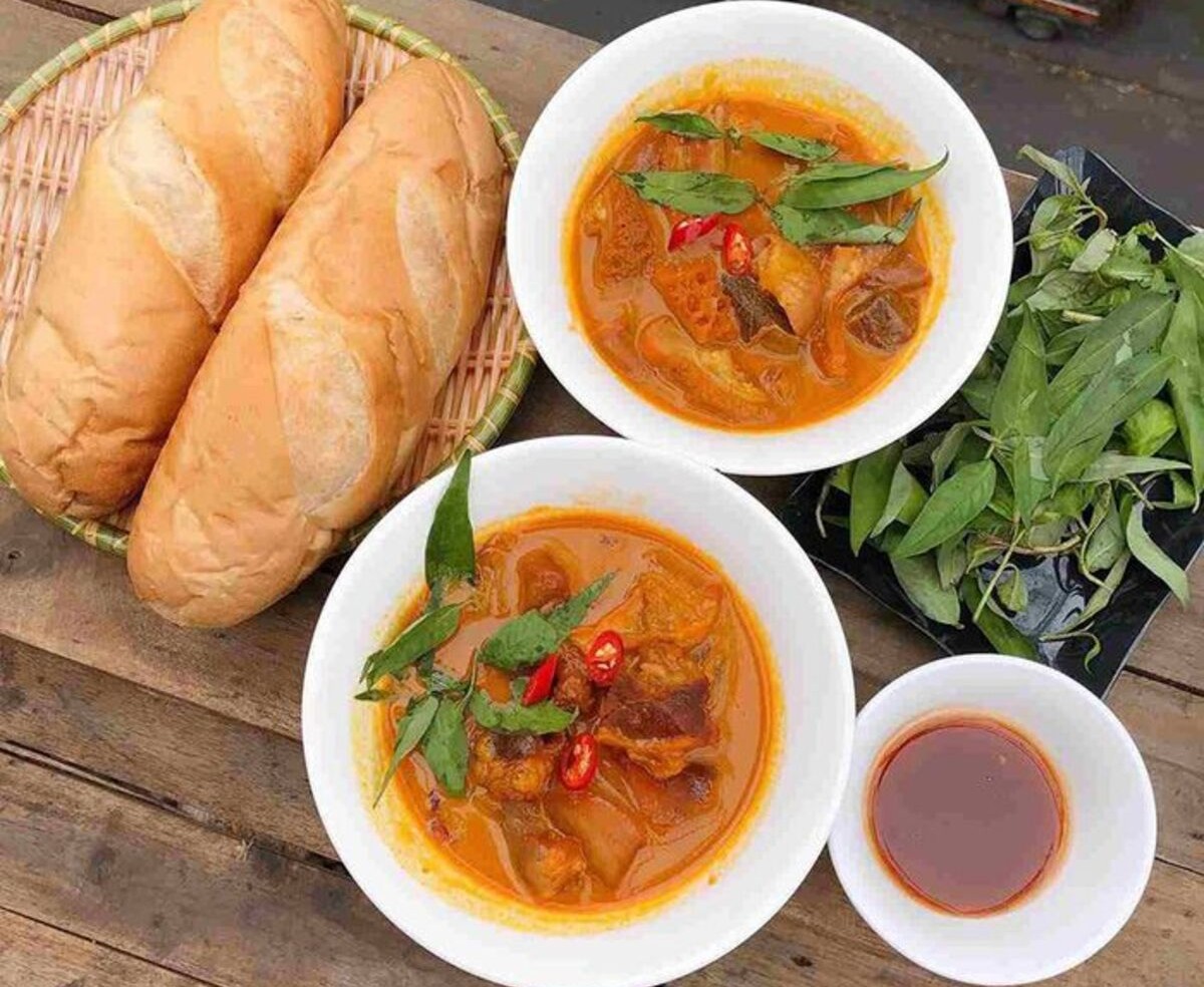 Phá lấu ăn cùng bánh mì (Nguồn: Internet)
