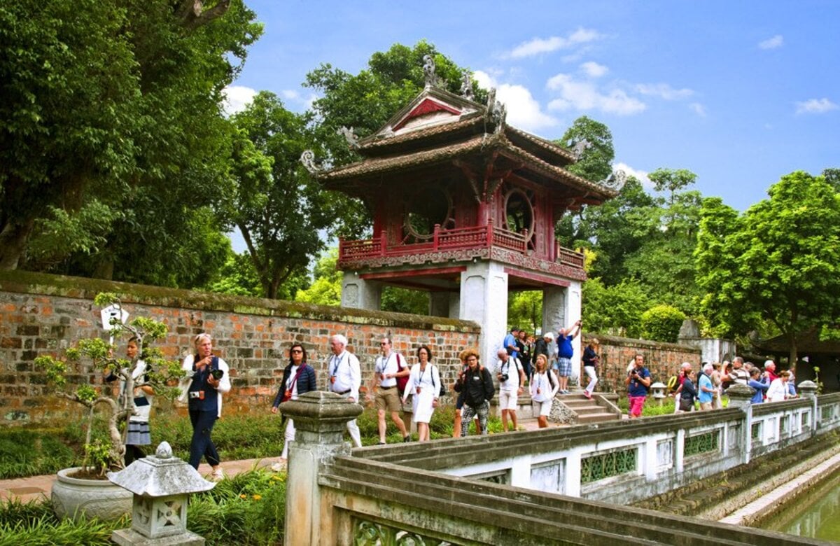Khách quốc tế tham quan Hà Nội (Ảnh: VGP/Minh Anh)