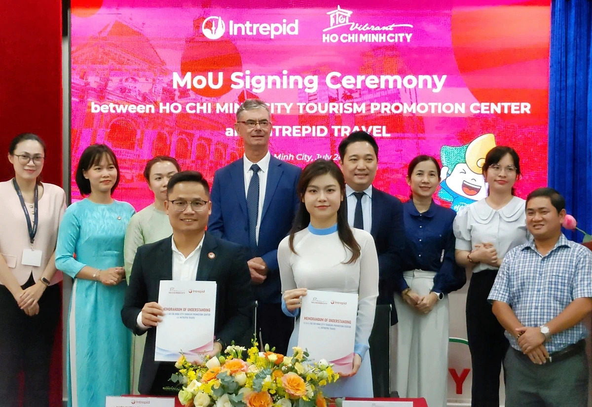 Bà Nguyễn Cẩm Tú - Giám đốc Trung tâm Xúc tiến Du lịch TP.HCM và ông Nguyễn Thanh Hạnh - Giám đốc Công ty TNHH Du lịch Intrepid Việt Nam ký thoả thuận hợp tác (Ảnh: Trung tâm Xúc tiến Du lịch TP.HCM)