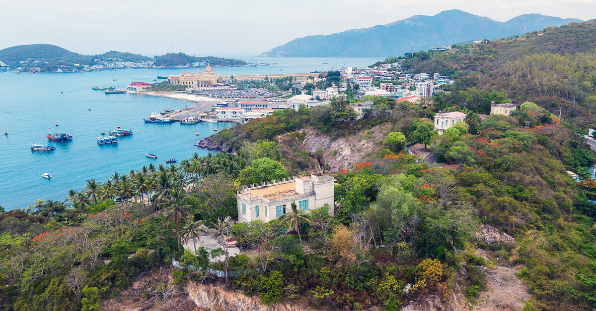 Tầm nhìn xuống biệt thự ở Lầu Bảo Đại Nha Trang. (Ảnh: VietnamNet)
