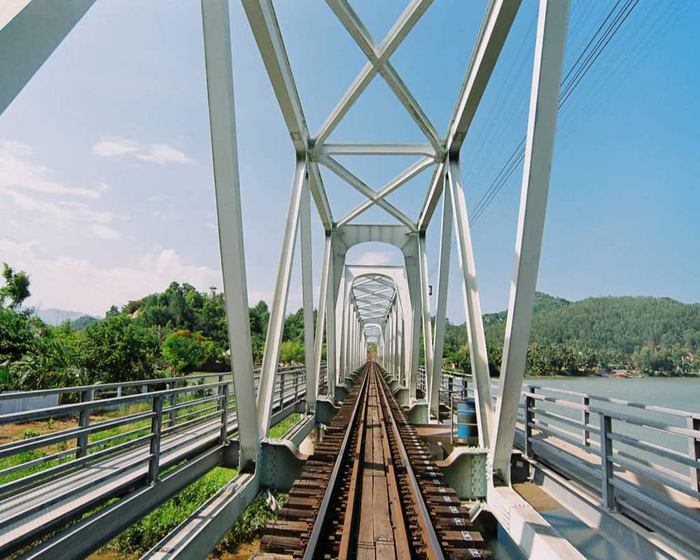 Được xây dựng từ nhiều thập kỷ trước, cây cầu mang đậm dấu ấn thời gian với những thanh sắt cũ kỹ và lan can nhuốm màu rỉ sét (Ảnh: Internet)