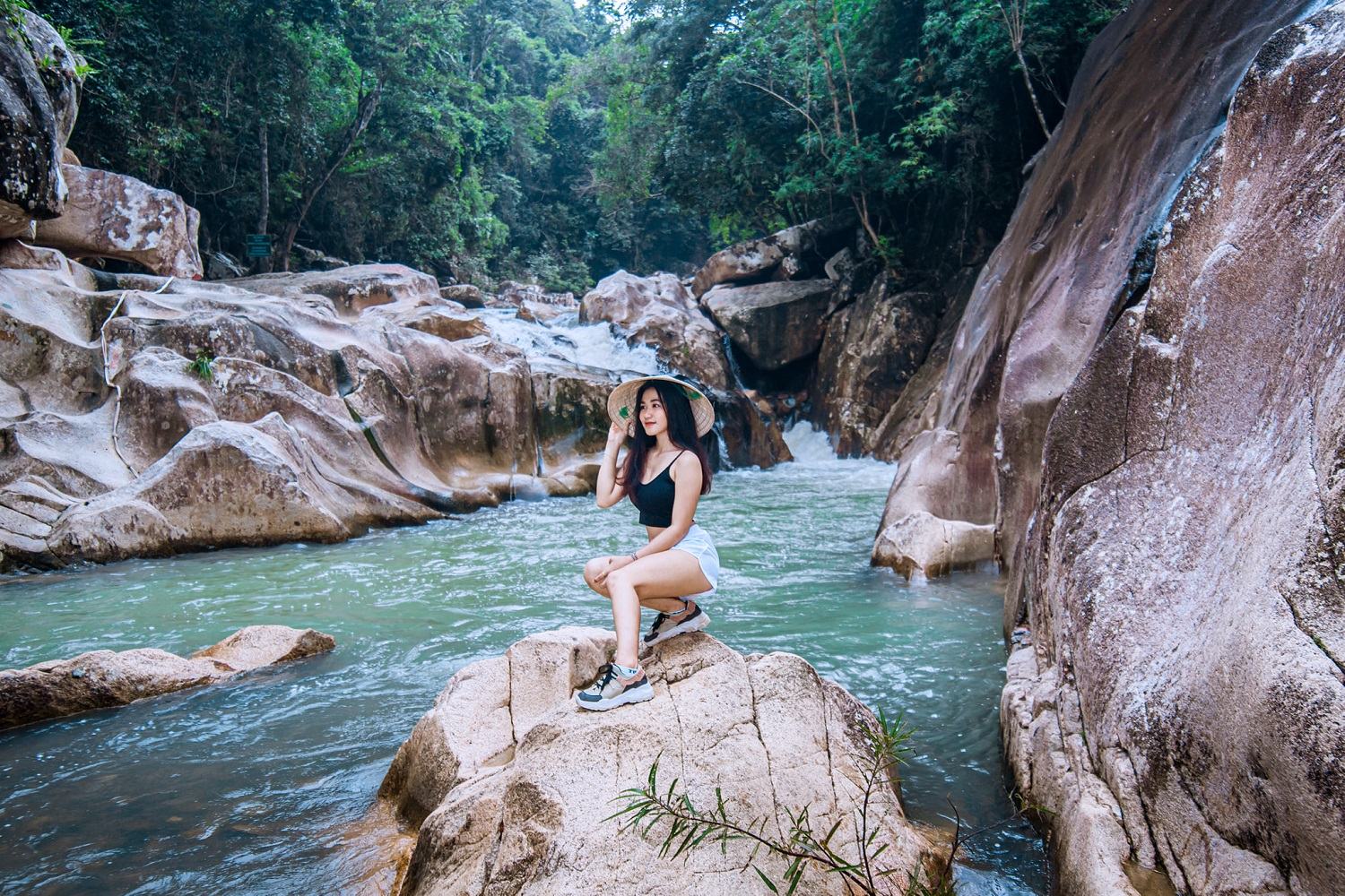 Khoảng thời gian đẹp nhất để khám phá suối Ba Hồ thường rơi vào giai đoạn từ tháng 11 đến khoảng tháng 1 năm sau (Ảnh: Internet)