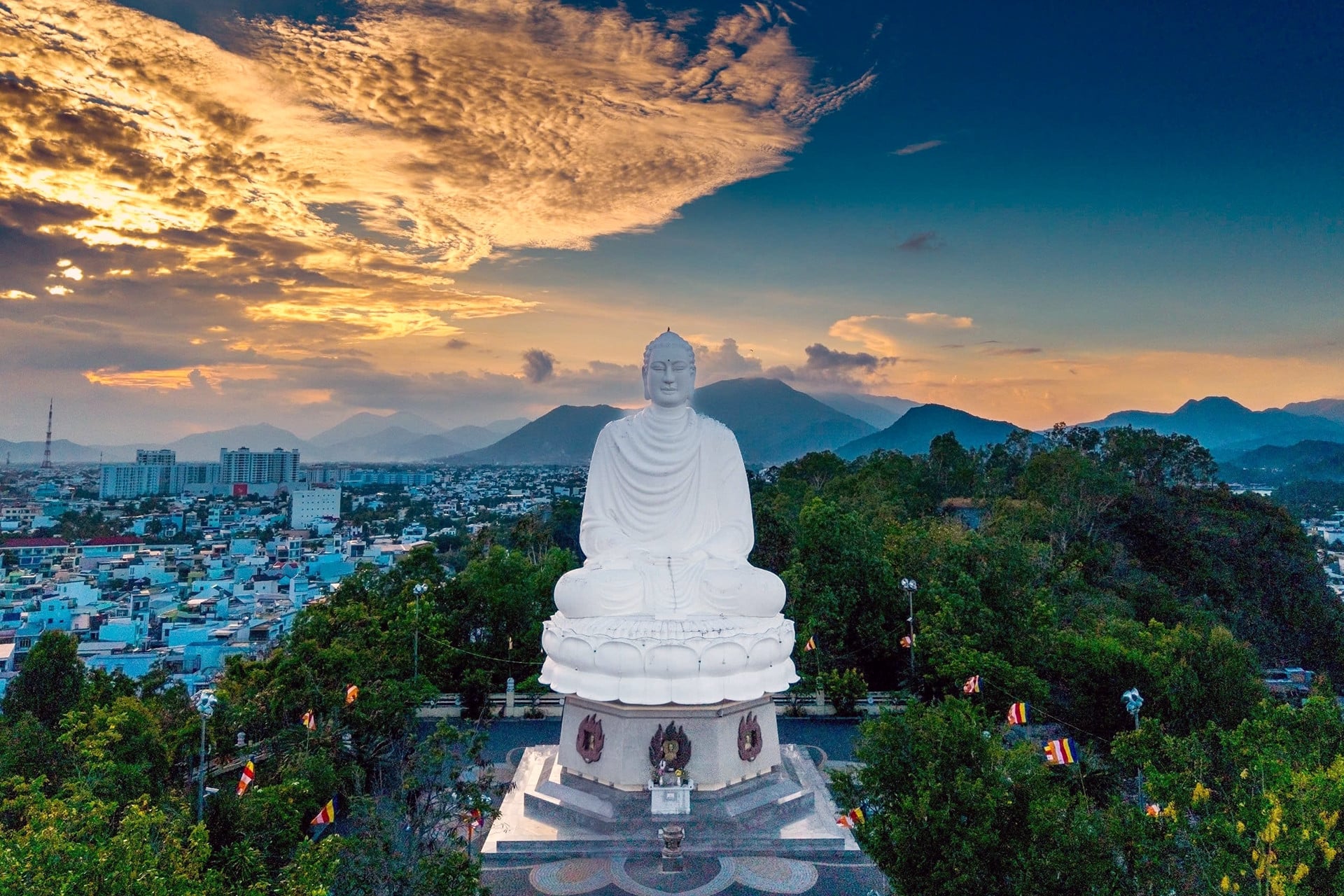 Chùa Long Sơn là điểm dừng chân lý tưởng cho những ai muốn tìm về không gian thanh tịnh giữa nhịp sống sôi động của Nha Trang (Ảnh: Internet)