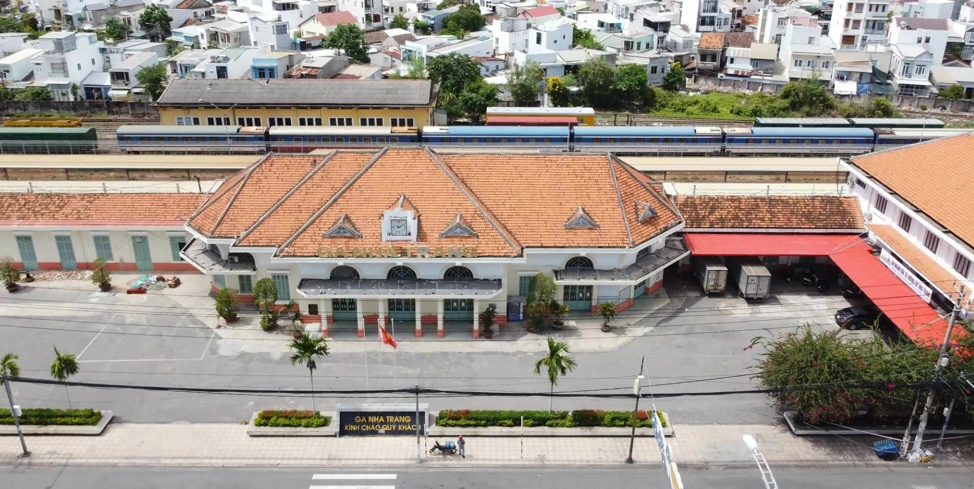 Ga Nha Trang mang một vẻ đẹp rất riêng, kết hợp hài hòa giữa kiến trúc cổ điển và nét hiện đại (Ảnh: Internet)