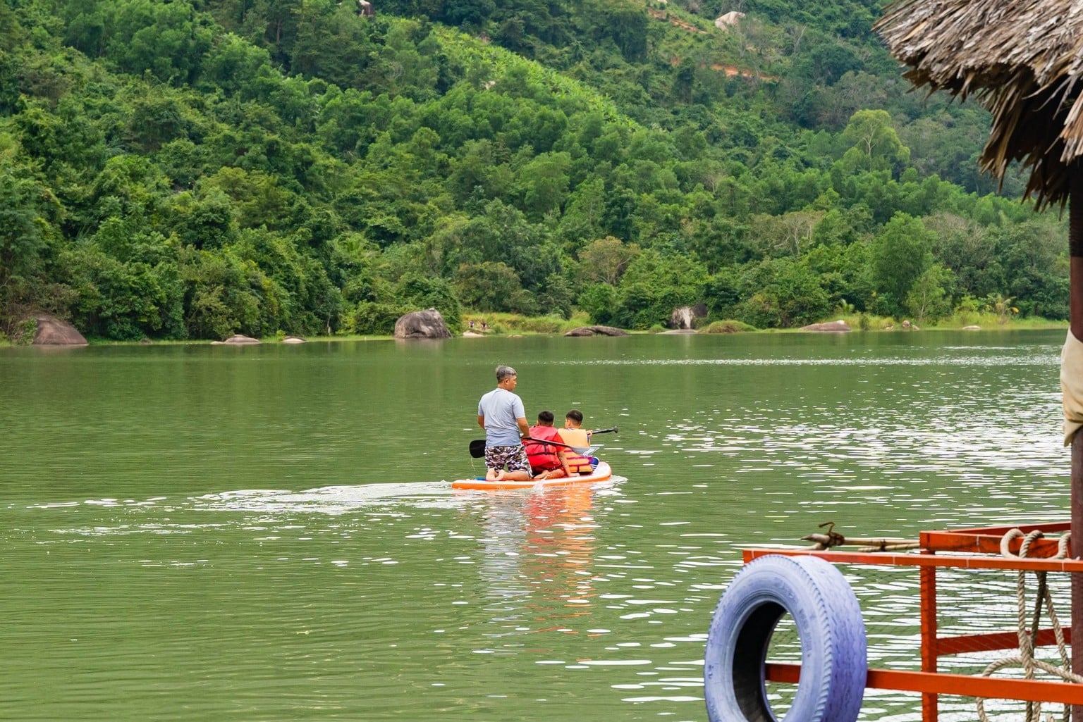 Hồ Kênh Hạ là lựa chọn lý tưởng cho những ai muốn kết hợp tham quan và trải nghiệm thiên nhiên (Ảnh: Internet)