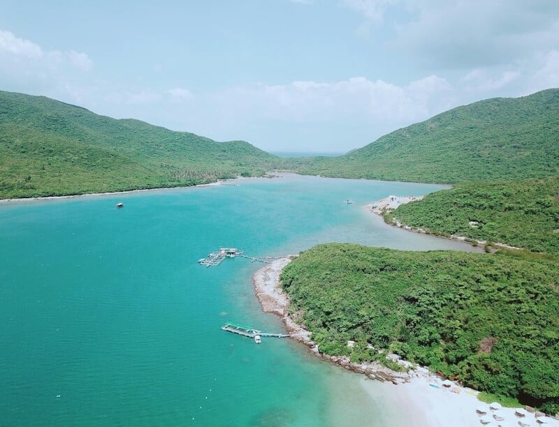 Đầm Bấy đã nhanh chóng trở thành điểm đến được nhiều du khách yêu thích khi ghé thăm Nha Trang (Ảnh: Internet)
