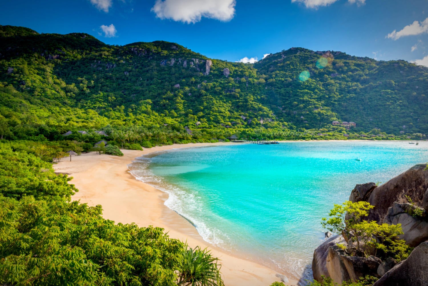 Đầm Bấy Nha Trang là một vịnh biển kín gió nằm ở phía Đông Nam đảo Hòn Tre, nổi bật với vẻ đẹp hoang sơ hiếm có (Ảnh: Internet)