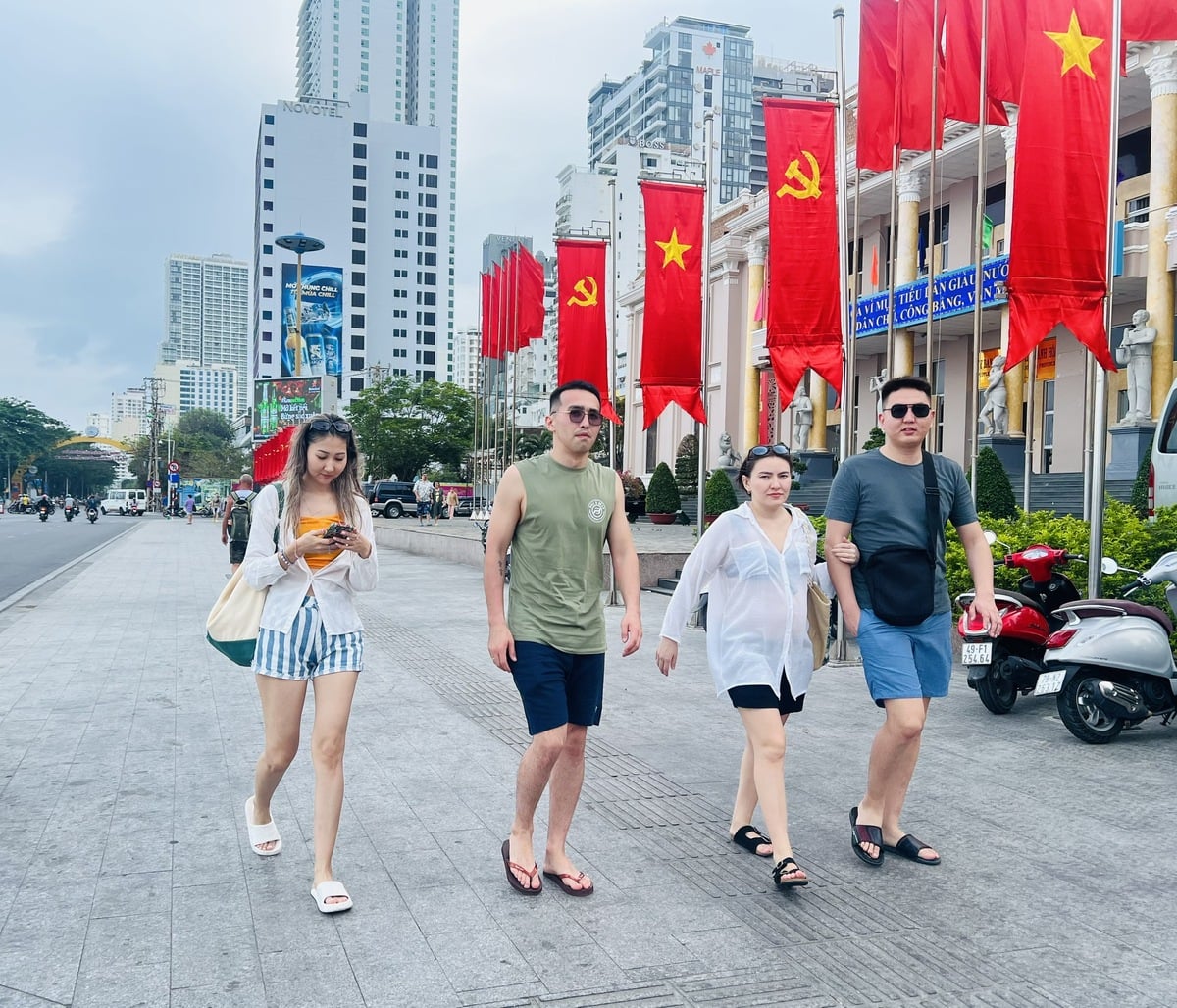 Khách du lịch Kazakhstan dạo phố Nha Trang (Ảnh: Báo Khánh Hòa)
