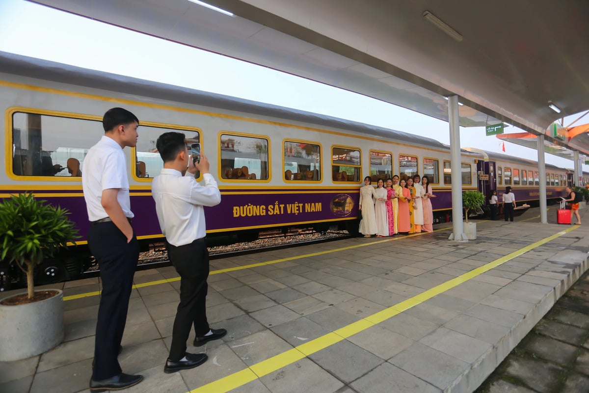 Lễ ra mắt giao diện mới của chuyến tàu di sản miền Trung diễn ra vào sáng sớm 26.3 (Ảnh: Lê Hoài Nhân)