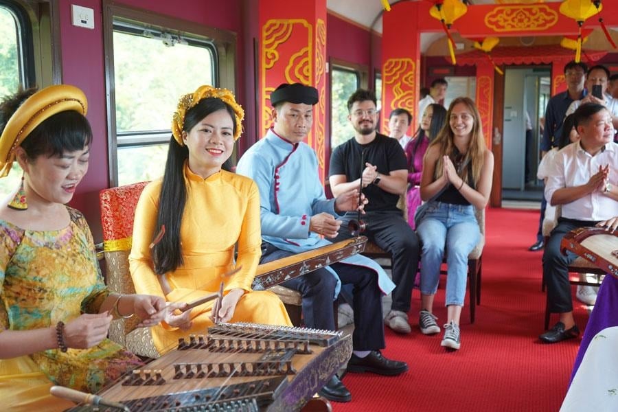 Không dừng lại ở tiện nghi, đoàn tàu còn mang đến trải nghiệm văn hóa độc đáo (Ảnh: Internet)
