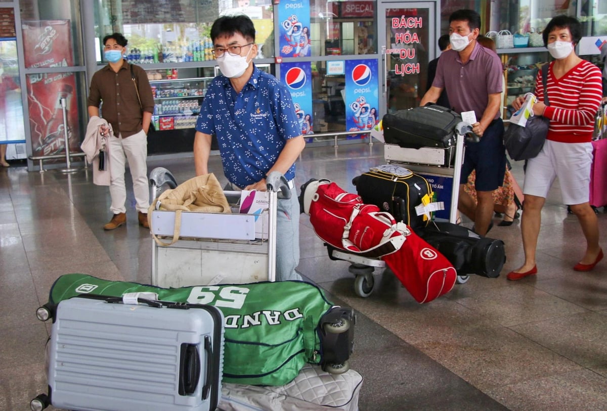 Cảnh báo chiêu trò hỗ trợ xách, đẩy hành lý và thu tiền quá mức tại sân bay (Nguồn: Internet)