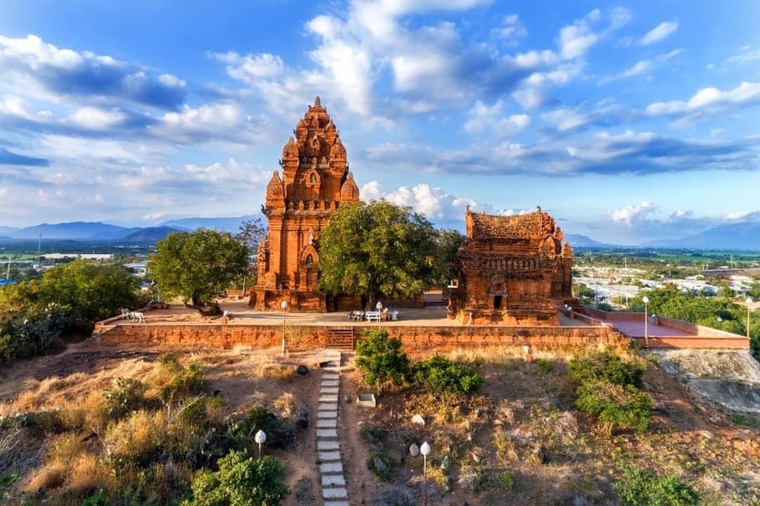 Quần thể tháp gồm ba công trình chính: Tháp Cổng, Tháp Lửa và Tháp Chính, được xây dựng theo kiến trúc Bà La Môn đặc trưng để thờ vua Po Klong Garai (Ảnh: Internet)