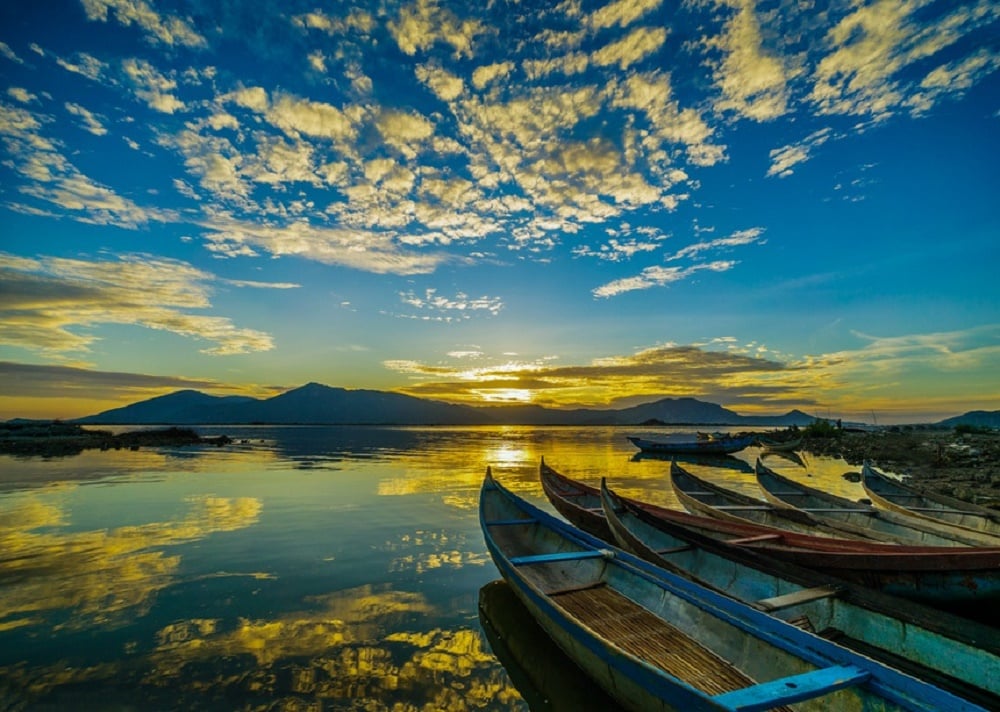 Không chỉ hấp dẫn bởi cảnh quan thiên nhiên, Đầm Nại còn có nhiều điểm dừng chân thú vị gần đó như chùa Kim Sơn, núi Đá Chồng, Hòn Tịnh và cầu Tri Thủy (Ảnh: Internet)