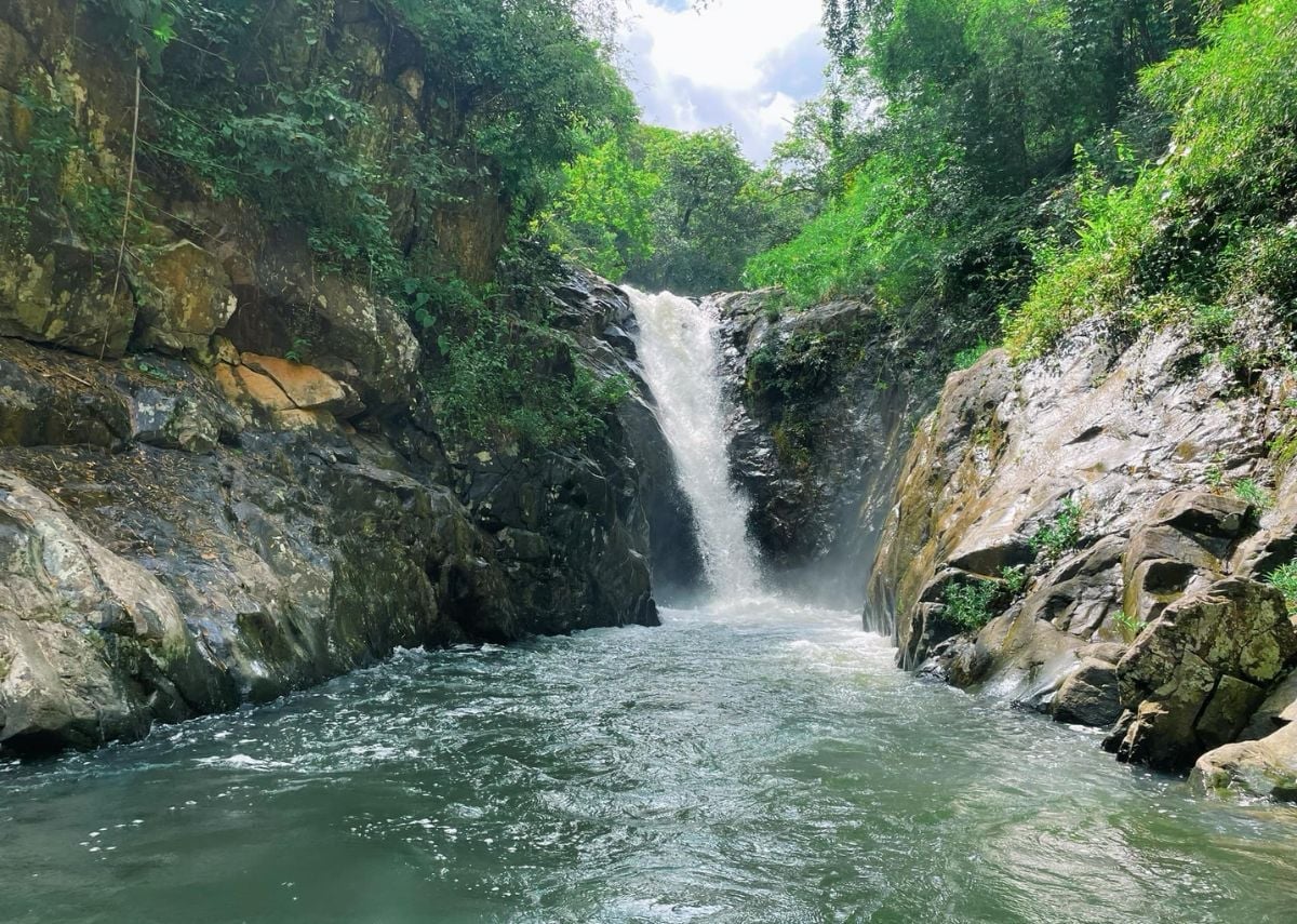 Không chỉ hấp dẫn bởi cảnh quan mát lành, thác Chapơr còn gắn liền với đời sống văn hóa của đồng bào Raglai sinh sống quanh khu vực (Ảnh: Internet)
