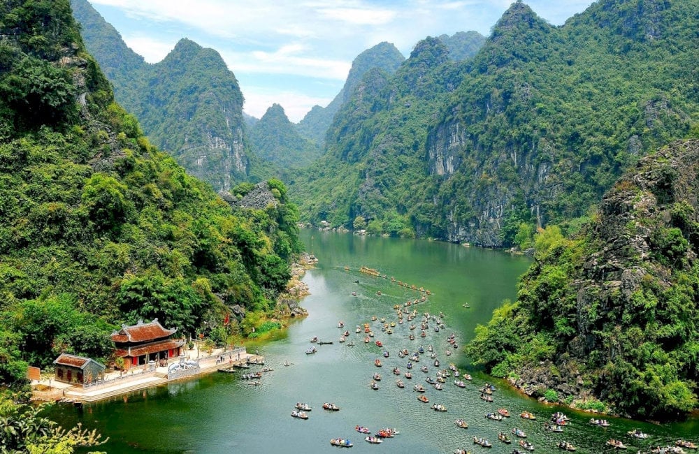 Không chỉ là một danh thắng nổi tiếng, Tràng An còn là không gian lưu giữ dấu tích cư trú, thích ứng và phát triển của người Việt cổ, gắn liền với Cố đô Hoa Lư – kinh đô đầu tiên của nhà nước phong kiến trung ương tập quyền Việt Nam (Ảnh: Internet)