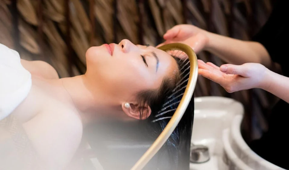Dịch vụ gội đầu dưỡng sinh tại Young Yoga & Beauty kết hợp làm sạch da đầu chuyên sâu với xoa bóp, massage và bấm huyệt vùng đầu, cổ, vai gáy, lưng, giúp giảm cảm giác căng mỏi sau những ngày di chuyển hoặc làm việc mệt mỏi (Ảnh: Internet)