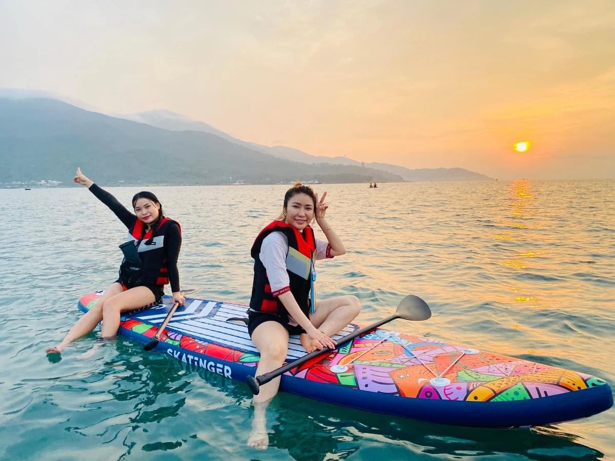 Thời gian đẹp nhất để trải nghiệm chèo SUP Đà Nẵng thường vào sáng sớm hoặc chiều muộn (Nguồn: Internet)