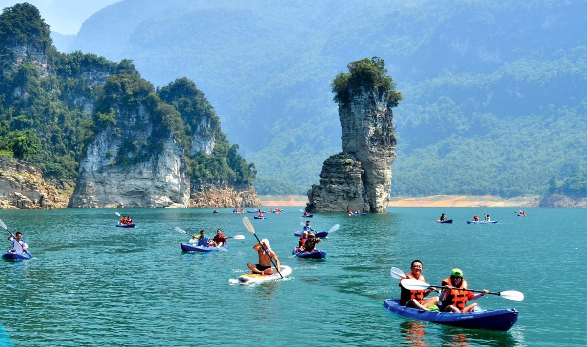 Du khách du lịch Na Hang Tuyên Quang