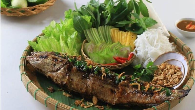 Nếu cá lóc miền Nam thường có da dày, thịt dai thì cá tràu miền Trung, đặc biệt là cá tràu Võ Cạnh, lại nổi bật bởi thân cá mập, thịt chắc, thơm ngọt và ít tanh (Ảnh: Internet)