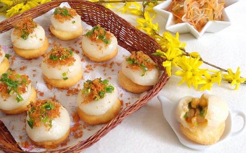 Khi chấm chiếc bánh vào nước mắm, lớp bánh ram giòn xốp thấm vị, còn phần bánh ít dẻo mềm trở nên đậm đà hơn (Ảnh: Internet)