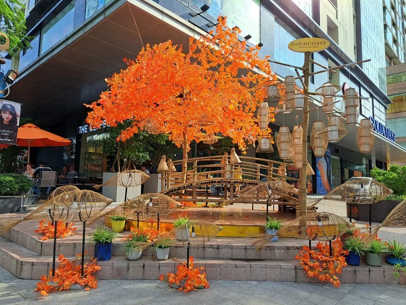Tại Gold Coast Mall, bạn có thể dễ dàng tìm thấy nhiều mặt hàng như mỹ phẩm, nước hoa, thời trang nam nữ, thời trang trẻ em, giày dép, túi xách, đồng hồ, trang sức và phụ kiện cao cấp (Ảnh: Internet)