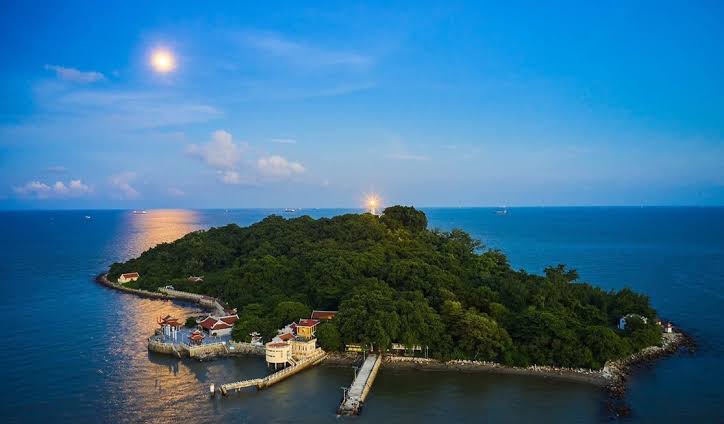 Không giống những hòn đảo đông đúc, Hòn Dấu vẫn giữ được nét hoang sơ và tĩnh lặng riêng (Ảnh: Internet)