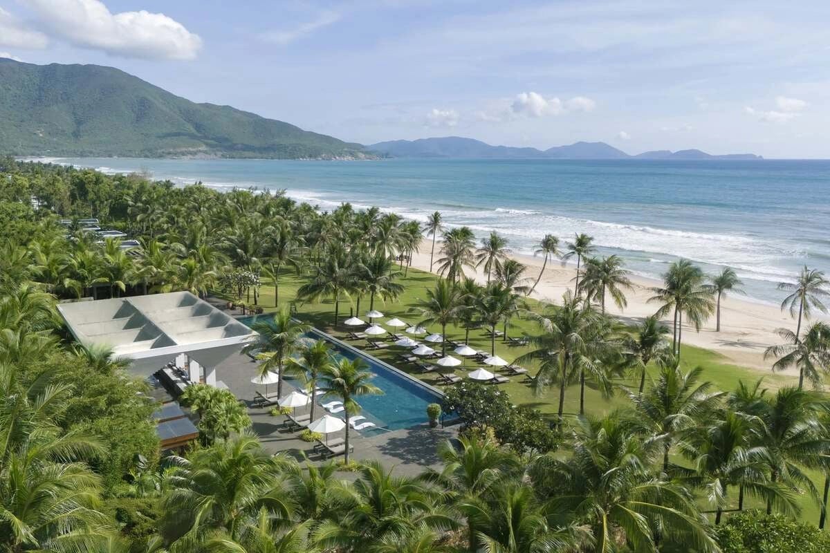 JW Marriott Cam Ranh Bay Resort & Spa nằm sát biển (Ảnh: JW Marriott Cam Ranh Bay Resort & Spa)
