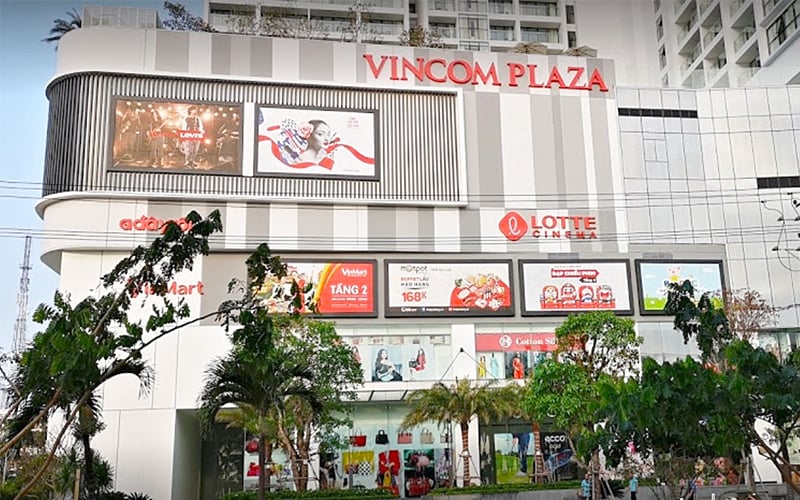 Tại đây, tín đồ thời trang có thể ghé qua các thương hiệu quen thuộc như Levi’s, Giordano, 69 Slam; trong khi những ai yêu thích giày dép, phụ kiện thể thao có thể lựa chọn tại Adidas, Nike, Maxxsport, Ecco, Anta (Ảnh: Internet)