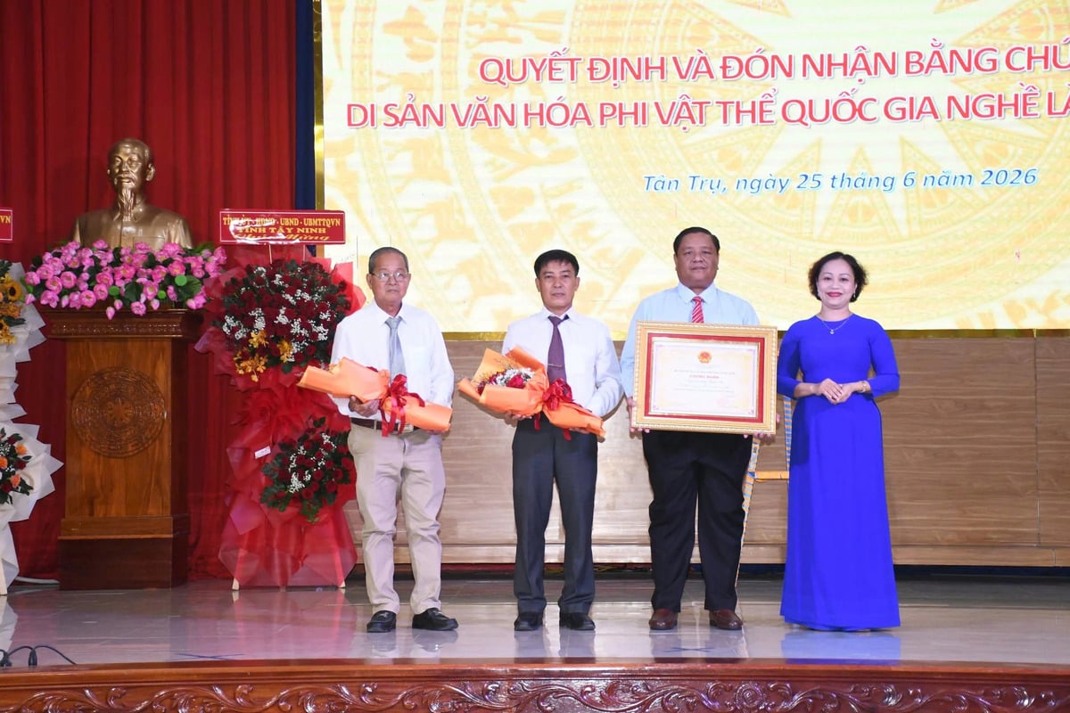 Đại diện lãnh đạo xã Tân Trụ và nghệ nhân Nguyễn Văn An (thứ 2 từ trái qua) nhận quyết định của Bộ trưởng Bộ VH-TT-DL chứng nhận di sản văn hóa phi vật thể quốc gia nghề làm trống Bình An (Nguồn: Internet)