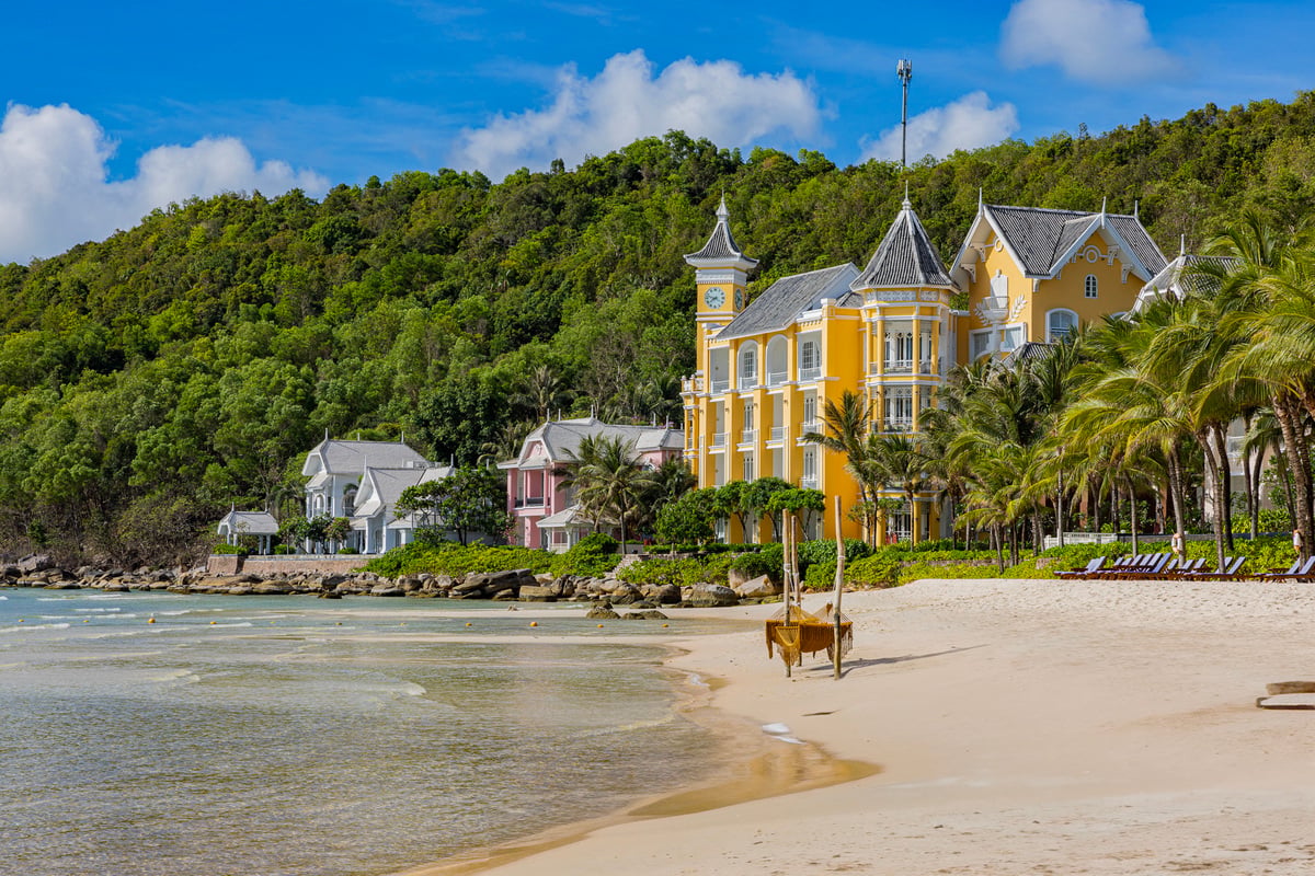 JW Marriott Phu Quoc Emerald Bay Resort & Spa thiết kế mô phỏng một trường đại học Pháp cổ (Ảnh: JW Marriott Phu Quoc Emerald Bay Resort & Spa)