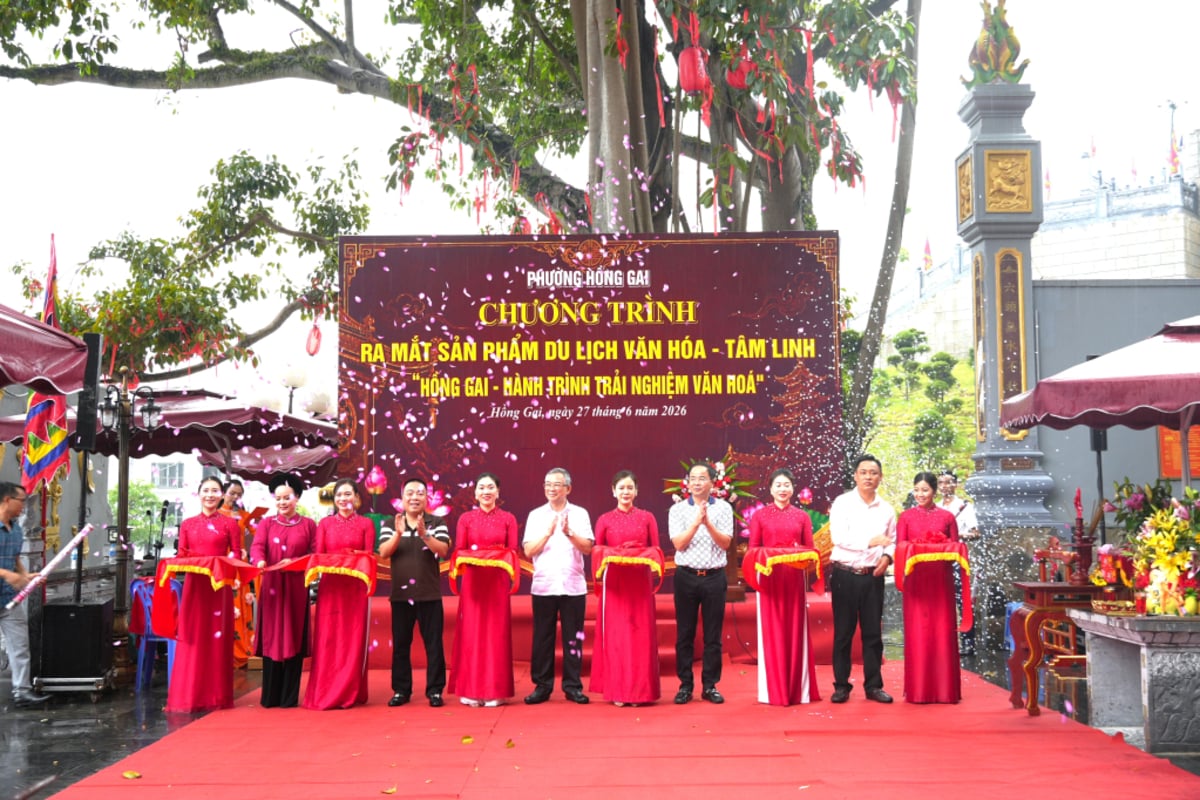 Các đại biểu cắt ra mắt sản phẩm du lịch văn hóa - tâm linh mới với gọi tên “Hồng Gai - Hành trình trải nghiệm văn hóa” (Ảnh: Báo Quảng Ninh)