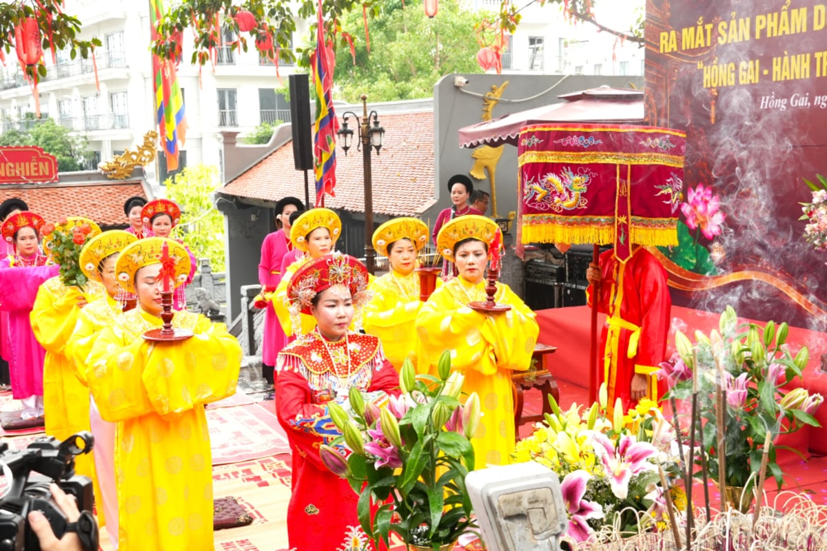 Tái hiện nghi lễ truyền thống dâng hương tưởng nhớ công ơn Đức Ông Trần Quốc Nghiễn (Ảnh: Báo Quảng Ninh)