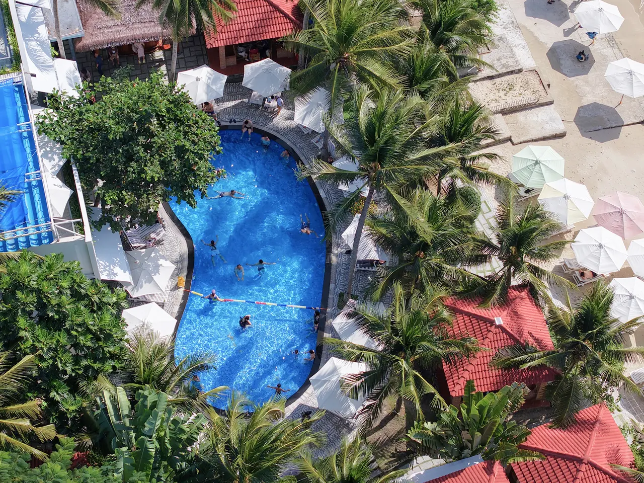 Trước khi xuống hồ, du khách nên tắm tráng để làm sạch muối biển và cát, đồng thời chuẩn bị khăn riêng, kính bơi nếu cần (Ảnh: Internet)