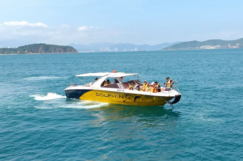 Với những hành trình ngắn, đi từ 1 đến 3 đảo trong khu vực vịnh Nha Trang, chi phí sẽ thấp hơn so với các tuyến xa hơn như Hòn Mun hoặc các lịch trình kết hợp nhiều điểm tham quan (Ảnh: Internet)