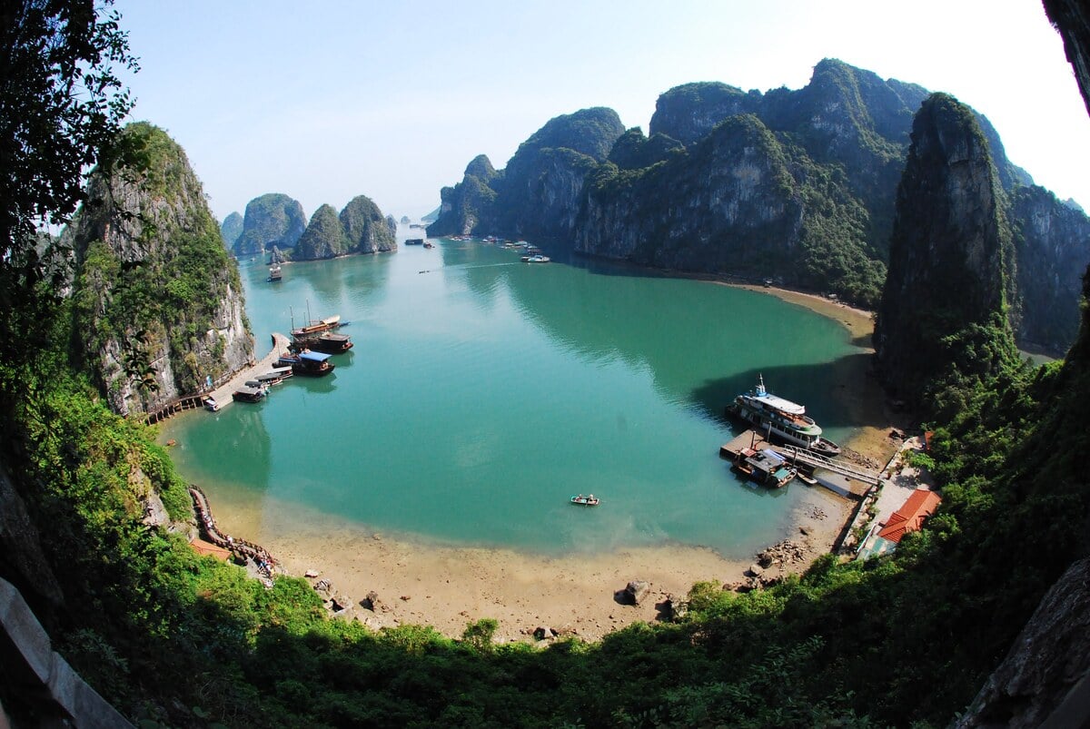 Hòn đảo ngọc Cát Bà liên tục chiếm sóng trên báo quốc tế đón lượng khách cao kỷ lục - ảnh 1