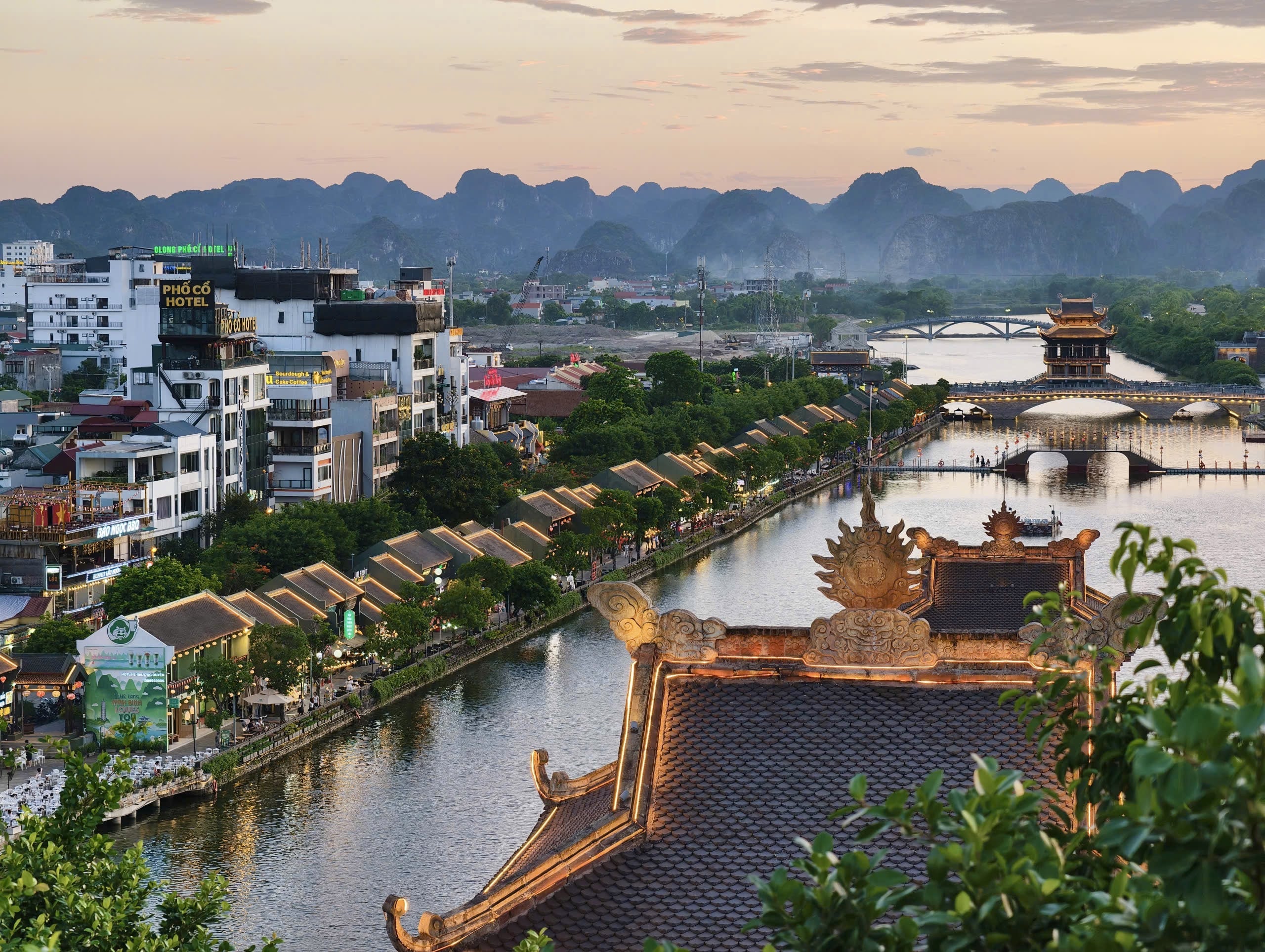 Điểm nhấn trên đỉnh Kỳ Lân là cột mốc check-in được đặt trên bệ đá cao khoảng 1,5 m. Phía trên là khối tứ giác màu vàng lấp lánh, có đỉnh nhọn, khắc dòng chữ “Đỉnh Kỳ Lân” (Ảnh: Internet)