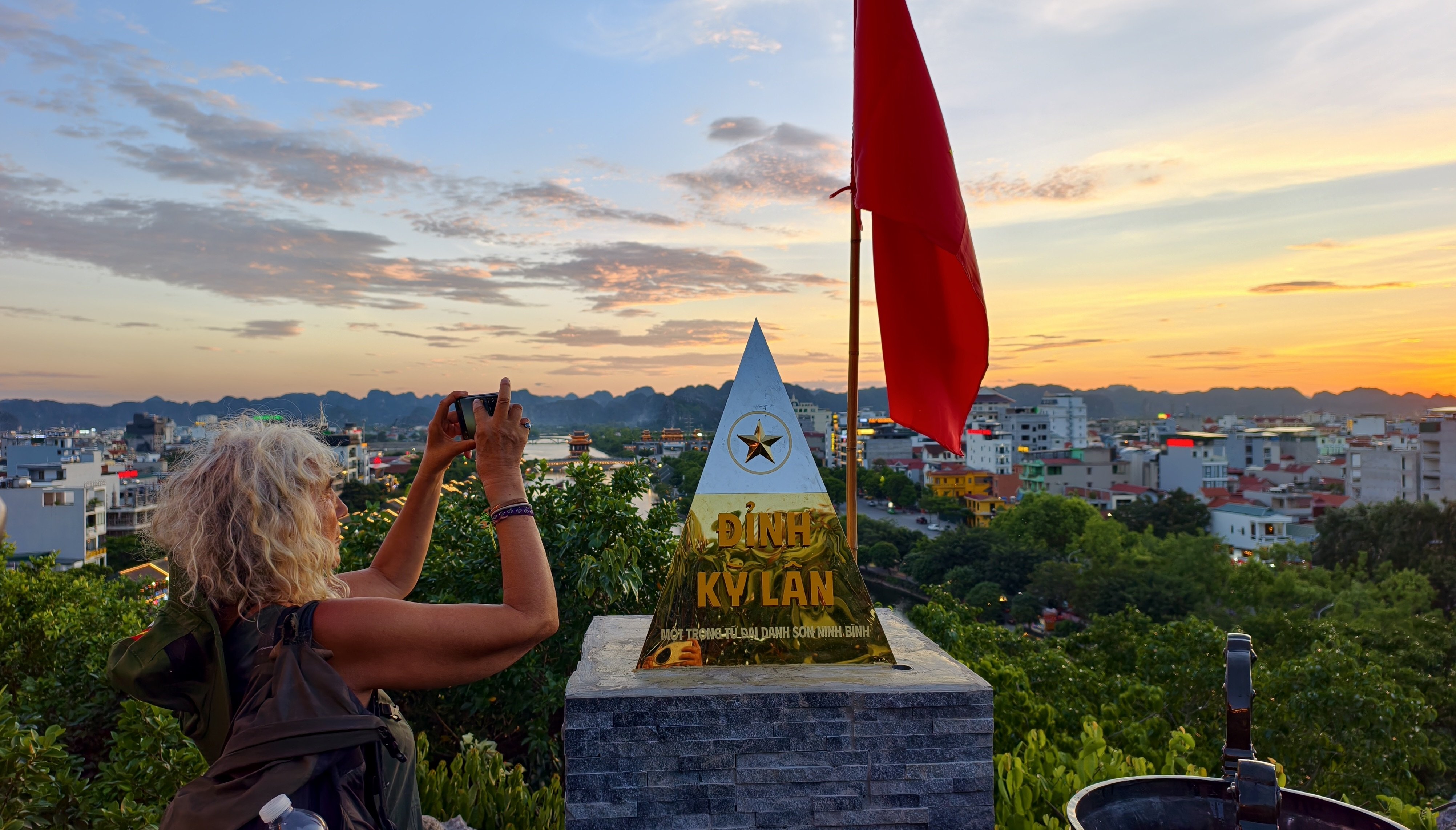Tên gọi Kỳ Lân được lý giải từ dáng núi đặc biệt. Nhìn từ xa, ngọn núi có hình thế tựa đầu con lân hướng về phía Bắc (Ảnh: Internet)