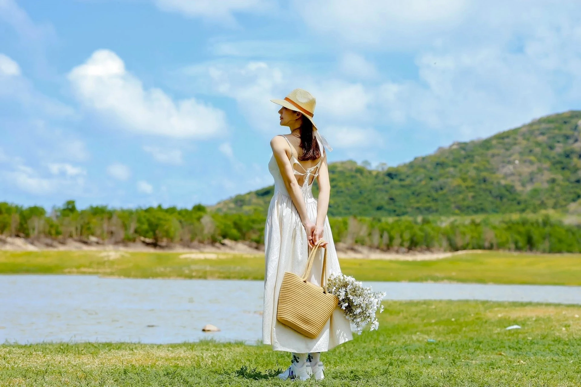 Người dân địa phương cho biết thời điểm đẹp nhất để chụp ảnh tại hồ là sáng sớm từ khoảng 5h30 đến 7h, khi trời còn sương nhẹ, ánh sáng mềm và không khí mát mẻ. (Ảnh: Tâm Như)