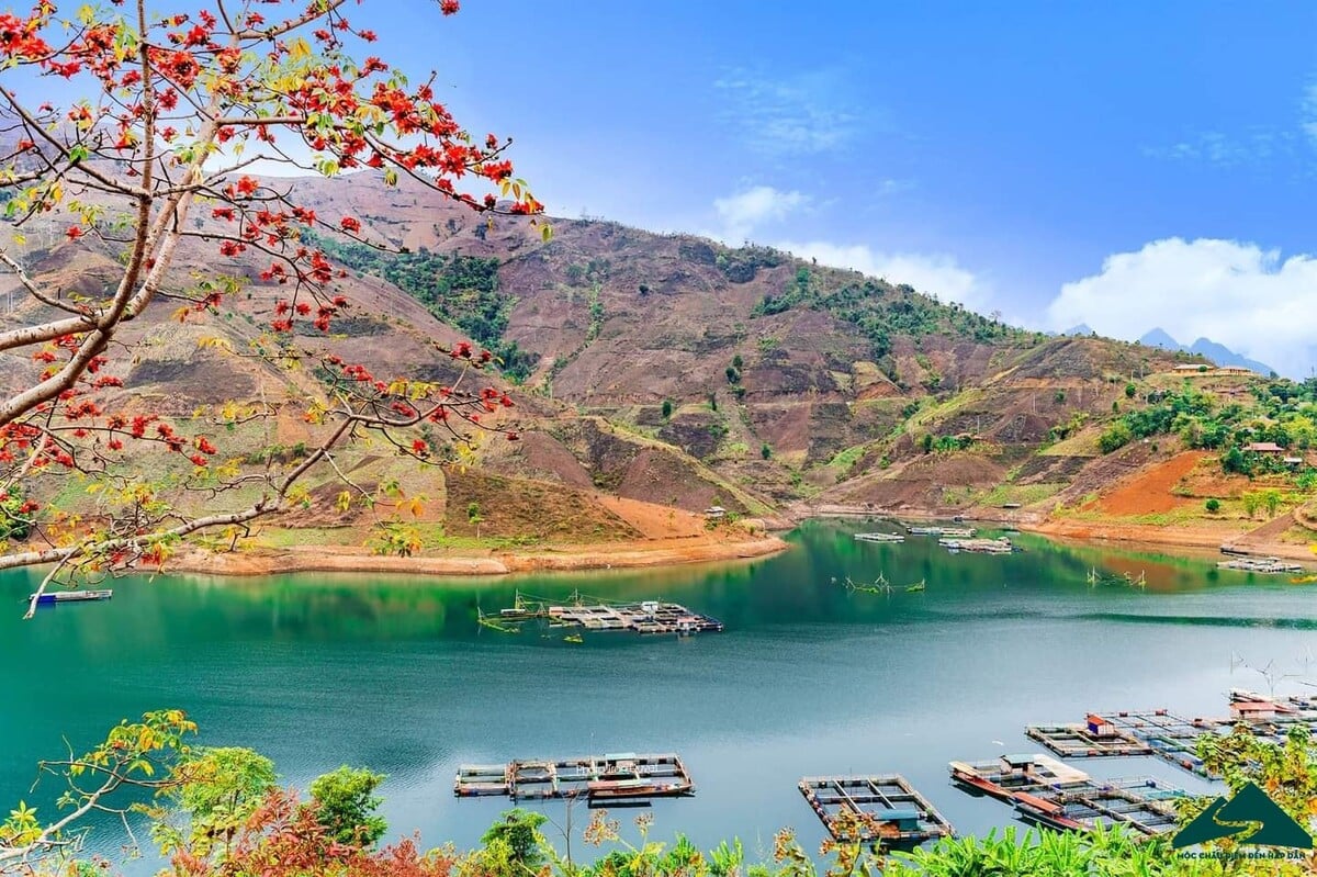 Vẻ đẹp lòng hồ thủy điện Sơn La (Ảnh: mocchautourism.com)