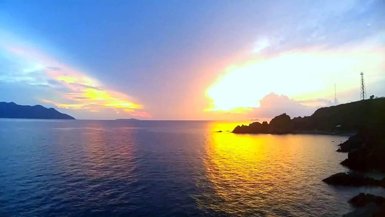 Khung giờ lý tưởng để ngắm và chụp ảnh hoàng hôn ở Nha Trang thường rơi vào khoảng 16:30 - 18:00 (Ảnh: Internet)