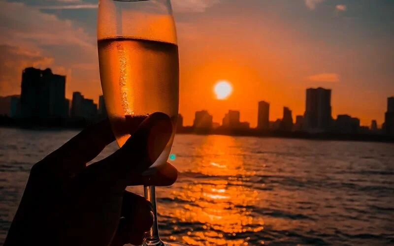 Từ những địa điểm này, du khách có thể vừa ngắm hoàng hôn, vừa thưởng thức đồ uống, chụp ảnh và tận hưởng nhịp sống chiều muộn của thành phố biển (Ảnh: Internet)