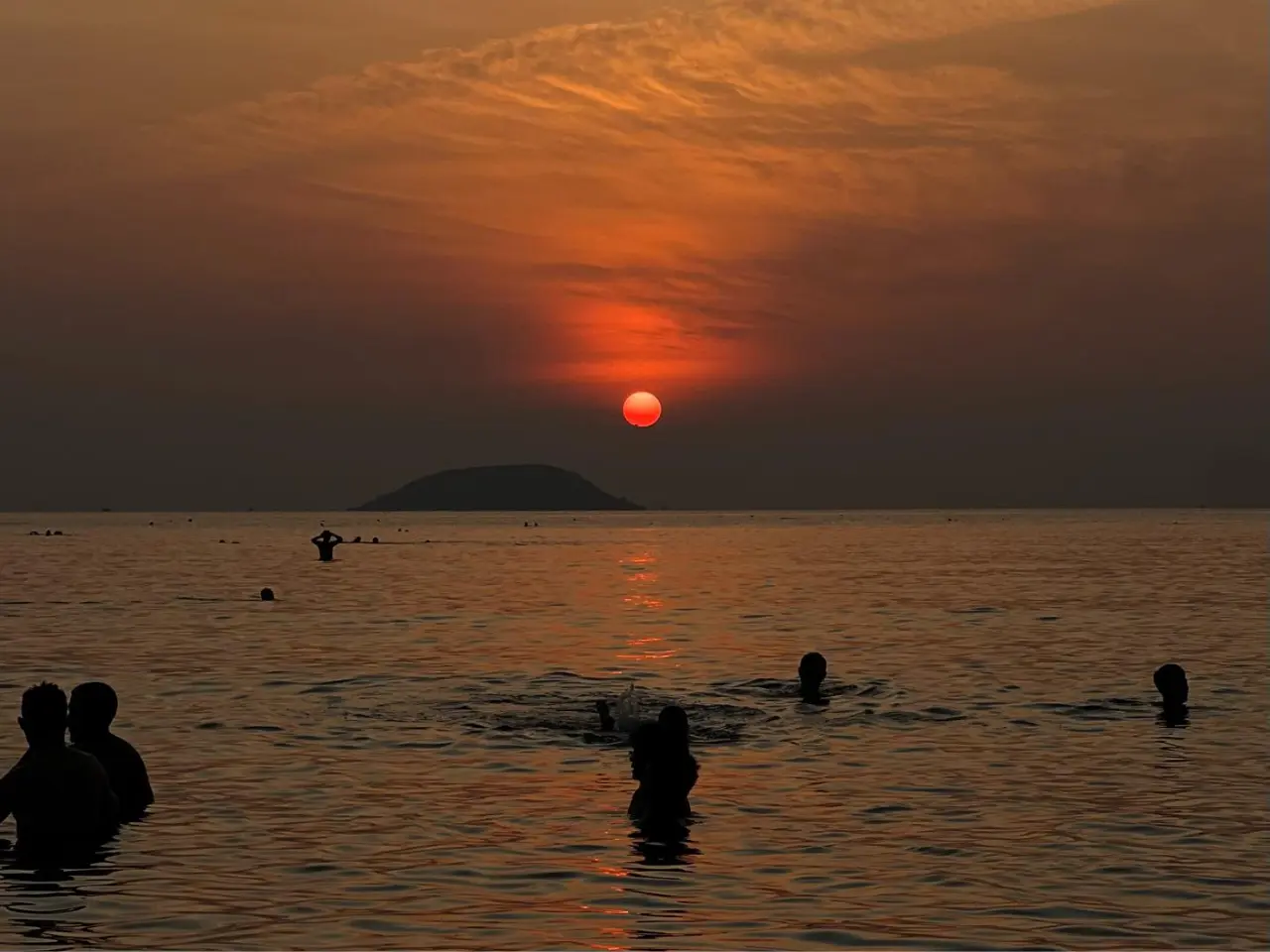 Ngắm hoàng hôn ở biển Nha Trang: Nên đi lúc mấy giờ? - ảnh 2