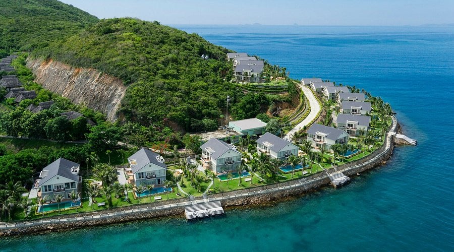 Đến Hòn Tằm, bạn và người thương có thể cùng nhau tản bộ bên bờ biển, lắng nghe tiếng sóng vỗ, ngắm khung cảnh thiên nhiên trong trẻo và tận hưởng những khoảnh khắc thư giãn đúng nghĩa (Ảnh: Internet)